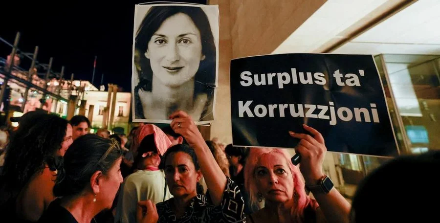 Crowd protests Malta courthouse