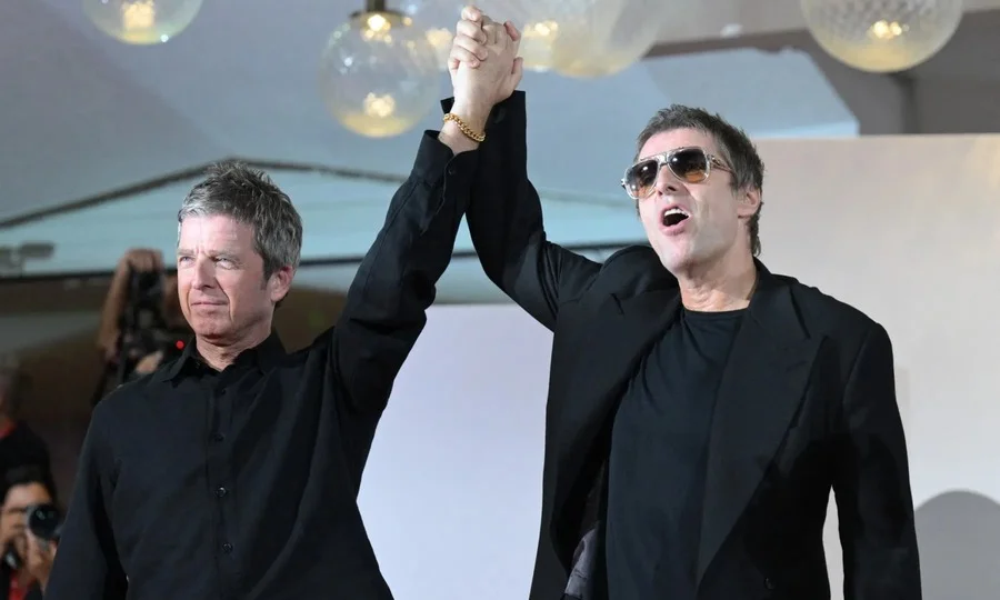 Oasis band brothers performing