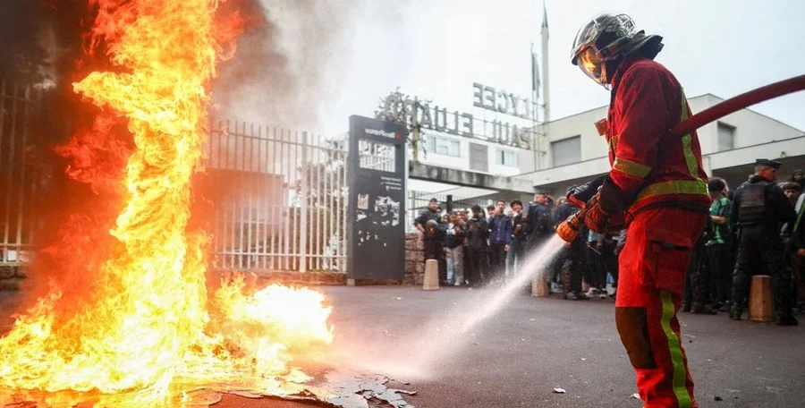 Students protesting in France street